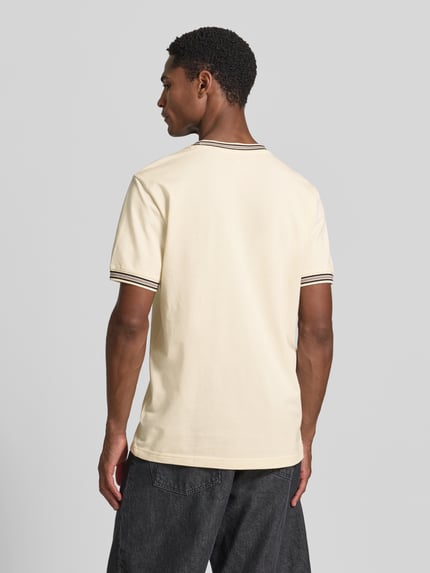 Mannelijk model draagt Regular Fit T-shirt met logo-stitching van Christian Berg Men in puur katoen, ronde hals, ruglengte maat M 71 cm, ganzebody achteraanzicht.