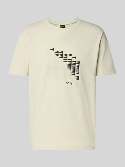 Produktfoto, cremefarbenes Relaxed Fit T-Shirt aus Baumwoll-Mix Modell 'TS_NETWORK FLAG' von BOSS für Herren T-Shirt, BOSS Green, mit schwarzem Marken-Flag-Label und grafischen Flaggen-Prints auf glatter Textur