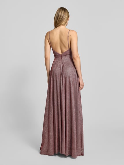 Vrouwenmodel draagt Schimmerndes Abendkleid mit Gehschlitz van Luxuar in A-lijn, maxi, glanzend roze, V-hals, rugaanzicht, ruglengte 122 cm. Ganzkörperansicht Rückansicht.