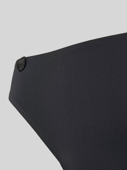 Vrouwenmodel draagt Slip met Labeldetail van Marie Jo, materiaalmix met stretch, nauwsluitend model, detailopname heup.