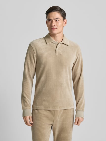 Männermodel draagt Sweatshirt met polokraag van MCNEAL in beige katoenmix met stretch, regular fit en knoopsluiting. Ganzkörperansicht von vorne.