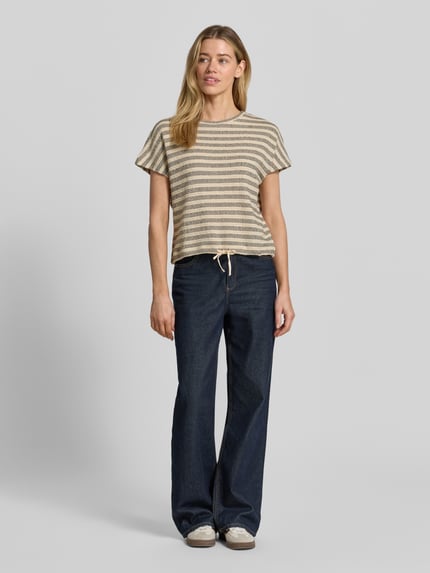 Frauenmodel trägt Damen T-Shirt mit Strukturmuster Modell 'Sedopa' von OPUS aus Baumwoll-Mix, Regular-Fit, Rundhalsausschnitt, Saum mit Kordelzug, gestreift in Naturtönen, Rückenlänge bei Größe 36: 47 cm, Ganzkörperansicht von vorne.