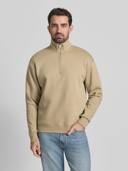 Männermodel trägt Sweatshirt mit Stehkragen van MCNEAL in beige, katoenmix, losse pasvorm, geribde boorden, korte rits, Ganzkörperansicht von vorne.