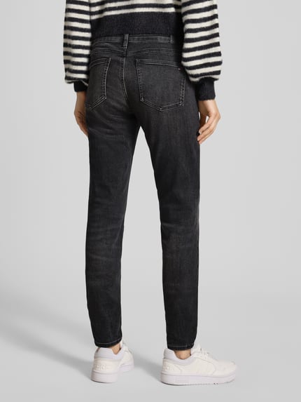 Vrouwenmodel draagt Skinny Fit Jeans uit katoenmix model 'SOPHIE' van Tommy Jeans, melange-effect, 5-pocket, zwart, volledige achteraanzicht.