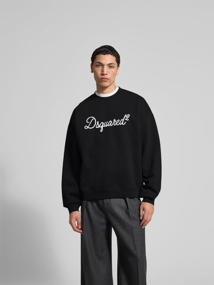 Mannenmodel draagt sweatshirt uit puur katoen van Dsquared2, relaxed fit, opstaande kraag, labeldetail, elastische boorden, ruglengte bij maat M 67 cm, voorkantaanzicht van het hele lichaam.
