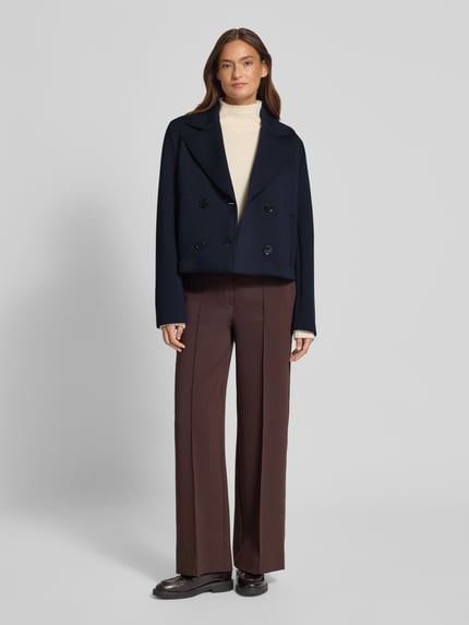 Vrouwenmodel draagt Regular Fit Jack met viscose van Christian Berg Woman Selection, donkerblauw, dubbele knoopsluiting, steekzakken, reverskraag, elastische materiaalmix, ruglengte 54 cm, schouderbreedte 39 cm, borstwijdte 51 cm, mouwlengte 64 cm, geheel frontaal zichtbaar