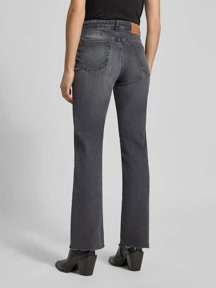 Frauenmodel trägt Flared Fit High Rise Jeans aus Baumwoll-Mix Modell 'KIRUNA' von Marc O’Polo in dunkler Unifarbe, Ganzkörperansicht Rückansicht.