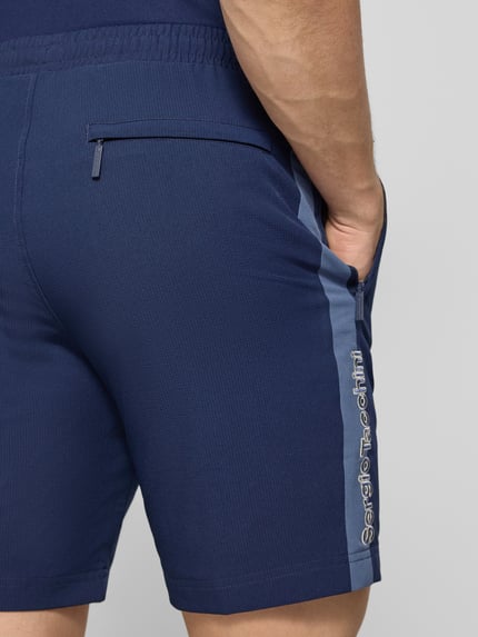 Männermodel trägt Shorts mit Logo-Print Modell 'GOCCIA' von SERGIO TACCHINI in Dunkelblau, Material-Mix, Detailaufnahme Rückansicht.