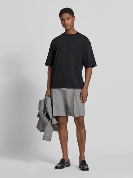 Männermodel trägt Relaxed Fit T-Shirt mit Rundhalsausschnitt von JAKE*S STUDIO MEN in Schwarz, Reine Baumwolle, Kurzärmelig, Rückenlänge 67 cm bei Größe M, Ganzkörperansicht von vorne.