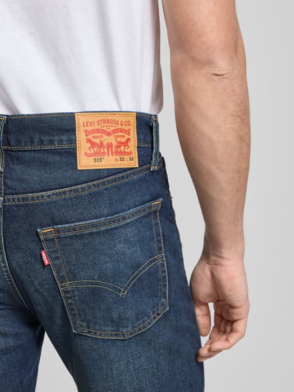 Mężczyznamodel nosi Jeansy z 5 kieszeniami od LEVI'S®, mieszanka bawełny i elastanu, krój slim fit, detal z tyłu, zbliżenie pasa.