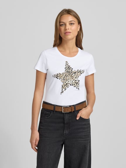Frauenmodel trägt T-Shirt mit Label-Print und Ziersteinbesatz von Liu Jo White, weiße Reine Baumwolle, Regular-Fit, Rundhalsausschnitt, Ganzkörperansicht von vorne.