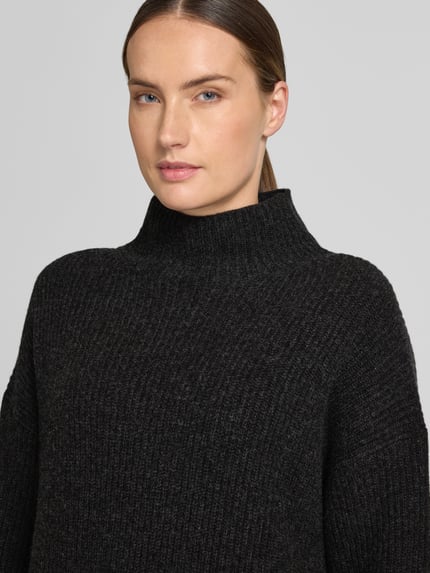 Frauenmodel trägt Loose Fit Strickkleid aus Woll-Mix von Marc O'Polo in Schwarz mit grober Rippstruktur, Nahaufnahme Oberkörper, Damen Strickkleid von Marc O'Polo