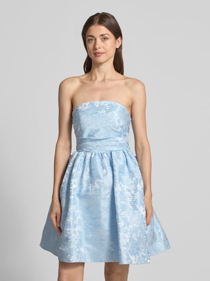 Vrouwenmodel draagt Cocktailkleid im Off-Shoulder-Look van Hey Kyla, lichtblauw satijn, getailleerde fit, minijurk, vooraanzicht bovenlichaam