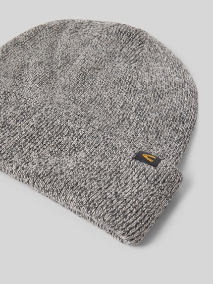 Produktfoto, Beanie aus Baumwoll-Mix von camel active in Grau mit Ripp-Optik, breitem Umschlag und Label-Detail auf hellem Hintergrund.