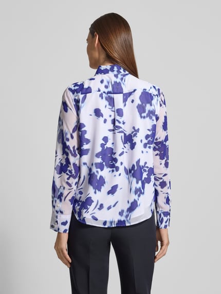 Vrouwenmodel draagt Regular Fit Hemdbluse in semi-transparant design van Calvin Klein Womenswear, met paarse en witte kleuren, rugaanzicht.