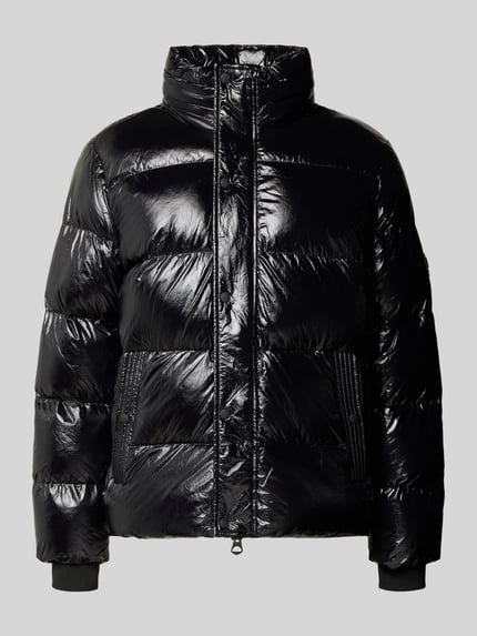 Produktfoto, Relaxed Fit Steppjacke mit Eingrifftaschen von Antony Morato in glänzendem Schwarz, Stehkragen, verdeckter Reißverschluss, sichtbare Nahtstruktur, glatte Textur