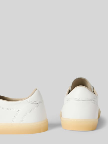 Produktfoto, Sneaker aus echtem Leder mit Logo-Prägung von Copenhagen in Weiß mit glatter Sohle, Absatzhöhe 2 cm, Schafthöhe 7 cm, Schaftweite 8 cm, abgerundete Form und Schnürverschluss, Damen Sneaker, Detailaufnahme Rückansicht
