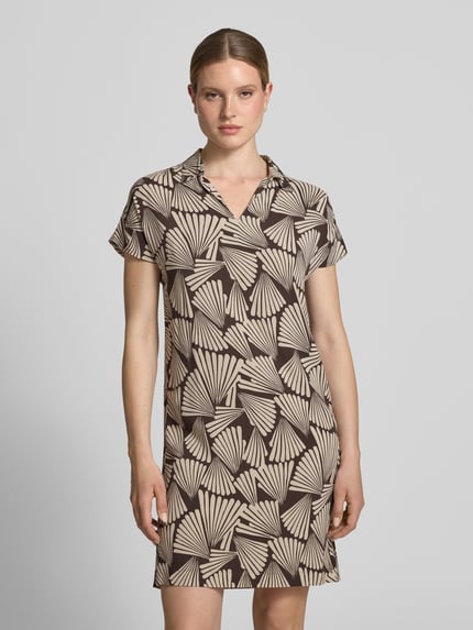 Frauenmodel trägt Knielanges Kleid aus Viskose mit Umlegekragen von Betty Barclay, Straight Fit, abstraktes Muster, V-Ausschnitt, Ganzkörperansicht von vorne. Rückenlänge 77 cm, Brustweite 48 cm, Ärmellänge 14 cm, Damen Kleid, Reine Viskose.