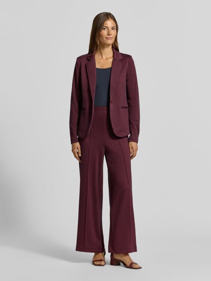 Vrouwenmodel draagt blazer met structuurpatroon van elastische materiaalmix met viscose, getailleerde pasvorm, Model 'Kate' van ICHI, reverskraag, paspelzakken, knoopsluiting, kleur bordeaux, ruglengte maat S: 59 cm, borstwijdte: 38 cm, mouwlengte: 63 cm, full body frontaal