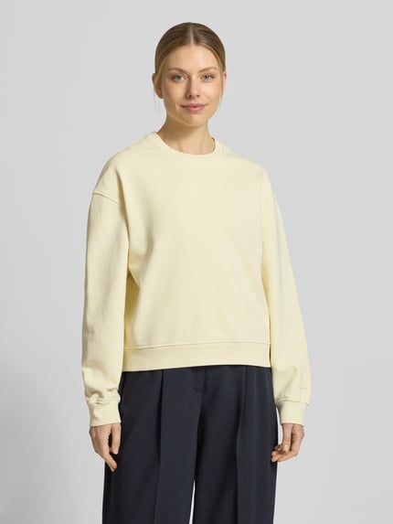 Frauenmodel trägt Sweatshirt mit Rundhalsausschnitt Modell 'SAVAN' von Samsøe Samsøe, cremefarben, Baumwolle, Relaxed Fit, Ganzkörperansicht von vorne.