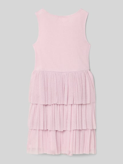 Meisje draagt Tailliertes Freizeitkleid im Layer-Look van s.Oliver RED LABEL, effen roze tüll, getailleerde fit, midi-lengte, brede bandjes, stretchmateriaal, geraffeerde ronde hals, ganzlichaamsaanzicht achterkant