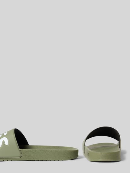 Produktfoto, Badeschuhe mit Logo Print von BOSS in Two-Tone-Optik, abgerundete Schuhspitze, flache Absatzform, Europaproduktion, grün