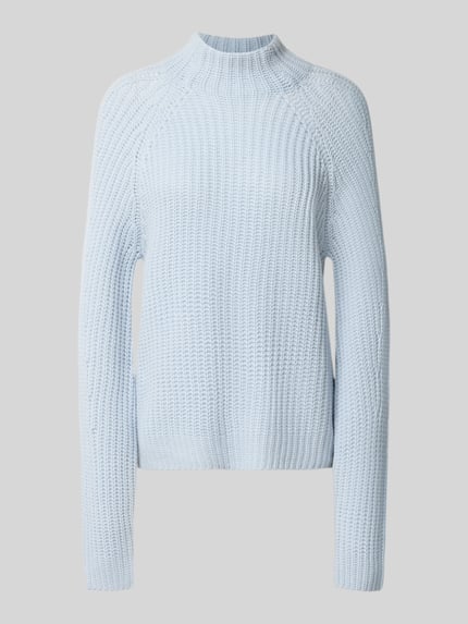 Produktfoto, hellblauer Strickpullover aus Kaschmir-Baumwoll-Mix, Modell 'LONA' von 0039 Italy, strukturierte Textur, Regular Fit, Stehkragen