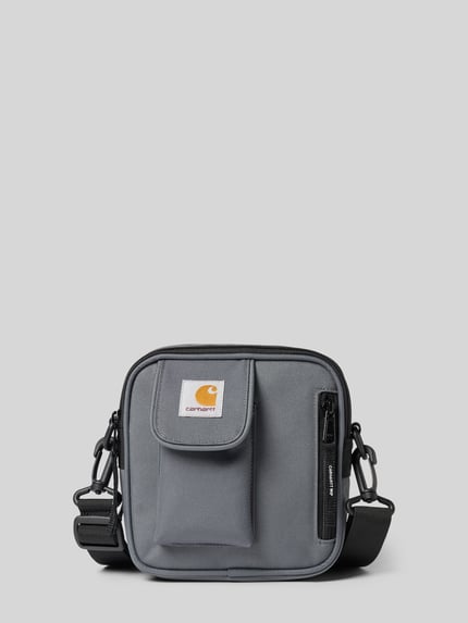 Produktfoto, Crossbody Bag mit Logo-Patch van Carhartt Work In Progress in grijs met zwart, hoofdvak met ritssluiting, verstelbare en afneembare schouderband, logopatch, breedte 17 cm, lengte 18 cm, diepte 6 cm, bandlengte 80 cm