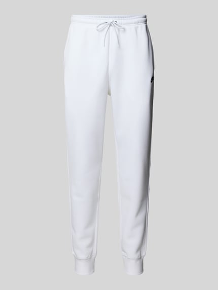 Produktfoto, Sweatpants mit Label-Stitching und Gesäßtasche von Nike aus Baumwoll-Mix, Regular-Fit, weiße Farbe, elastischer Bund, minimalistisches Design