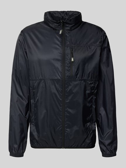 Produktfoto, Regular Fit Jacke mit Stehkragen Modell 'Berg' von Ellesse w kolorze czarnym, lekko błyszczący materiał, kieszenie na zamek, napoleońska kieszeń, zapięcie na zamek, elastyczne wykończenia; długość tyłu w rozmiarze M: 73 cm, szerokość ramion w rozmiarze M: 49 cm, szerokość klatki piersiowej w rozmiarze M: 58 cm, długość rękawa w rozmiarze M: 70 cm, krój regular fit