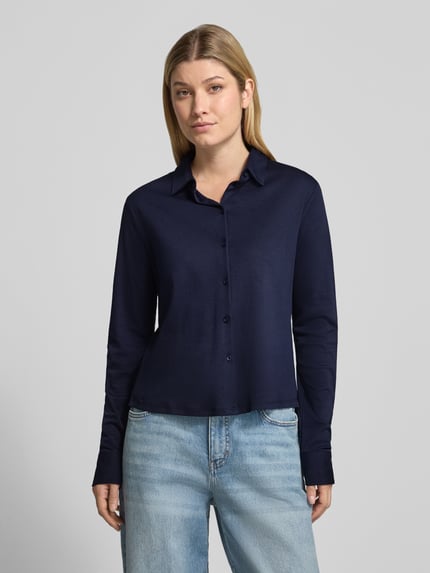 Frauenmodel trägt Regular Fit Bluse aus Baumwolle von Christian Berg Woman in Dunkelblau mit Hemdblusenkragen und Knopfleiste, Nahaufnahme Oberkörper. Rückenlänge bei Größe 36: 60 cm.