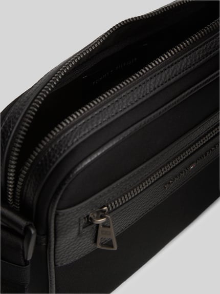 Tommy Hilfiger Umhängetasche mit Reißverschluss und Logo-Detail BLACK 5