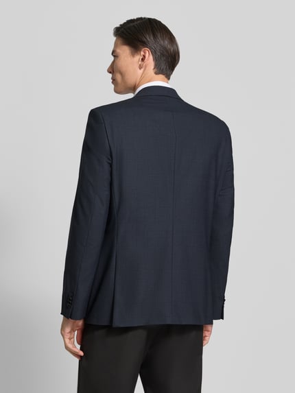 Männermodel trägt Regular Fit Sakko mit Woll-Anteil Modell 'Jasper' von BOSS in Dunkelblau, Ganzkörperansicht Rückansicht.