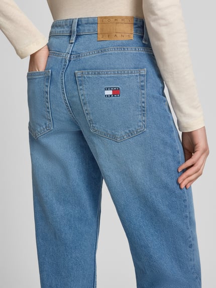 Kobiece modelka nosi Straight Fit Jeans aus Baumwoll-Mix od Tommy Jeans, denim, wysoki stan, detal label patch, ujęcie tylne zbliżenie