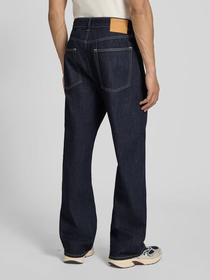 Męski model nosi Loose Straight Fit Jeans mit Eingrifftaschen Modell 'TED' von Jack & Jones, ciemnoniebieski denim, bawełna, wpuszczane kieszenie, szerokość w rozmiarze 32/34: 42 cm, długość wewnętrzna nogawki: 78 cm, widok całej sylwetki z tyłu.