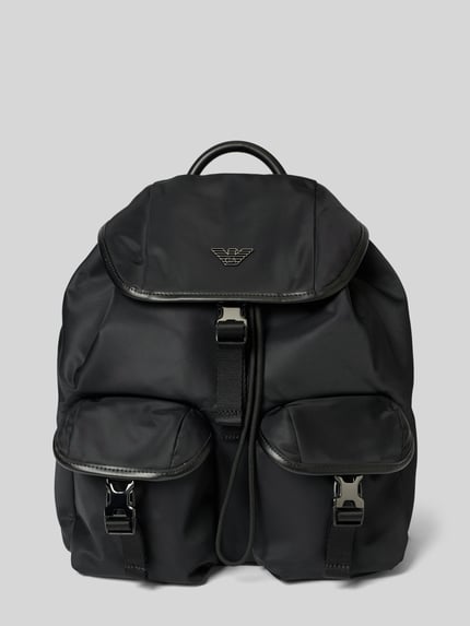 Produktfoto, schwarzer Rucksack mit Label-Applikation von Emporio Armani, sichtbare Struktur, zwei Fronttaschen, glatte Textur