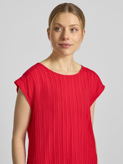 Frauenmodel trägt Blusentop mit Strukturmuster Modell 'Grsvalse' von FREE/QUENT in kräftigem Rot, Material-Mix, Nahaufnahme Oberkörper.