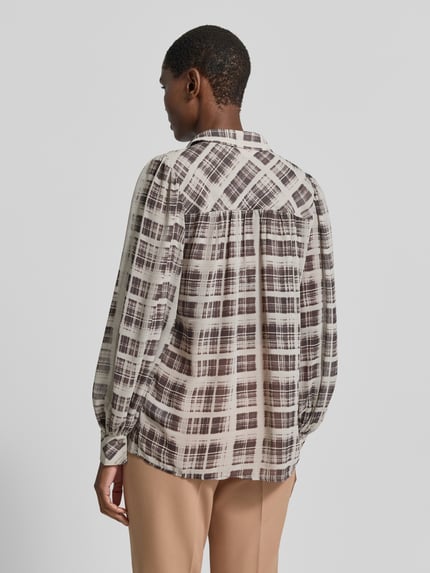 Frauenmodel trägt Loose Fit Langarmbluse mit Hemdblusenkragen von Jake*s Collection, beżowe i brązowe kratki, lekka tkanina, Ganzkörperansicht Rückansicht.
