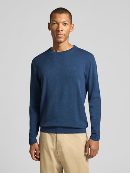 Männermodel trägt Regular Fit Pullover aus reiner Baumwolle von Tom Tailor in Dunkelblau, glatte Textur, Herren Pullover, Ganzkörperansicht von vorne.