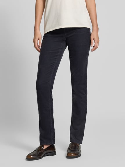 Vrouwenmodel draagt donkerblauwe smalle broek uit katoenmix, gladde structuur, model 'mary' van Brax, dames, detailopname onderlichaam.
