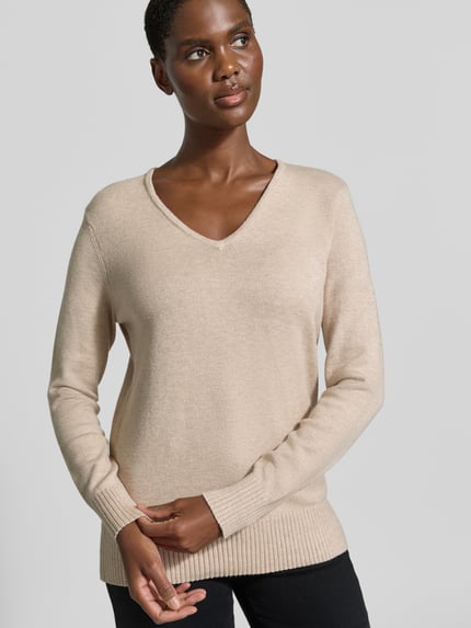 Vrouwenmodel draagt Regular Fit Sweatshirt aus Viskose-Anteil van Christian Berg Woman, Viscosemix, regular fit, v-hals, ribboorden, ruglengte maat S 63 cm, mouwlengte maat S 48 cm, zandkleur, zachte textuur, eenvoudige vormen, Nahaufnahme Oberkörper