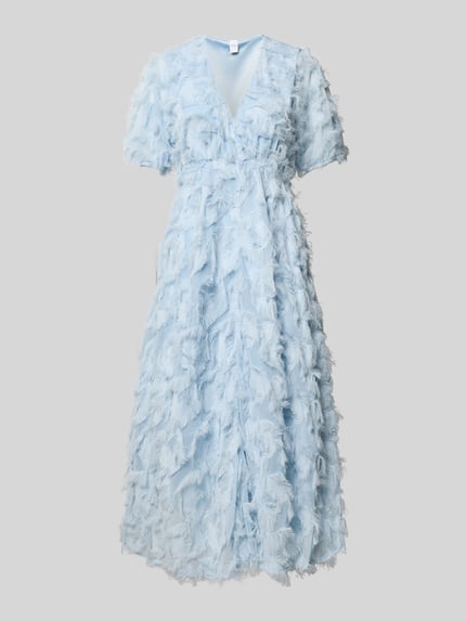Produktfoto, Cocktailkleid mit Fransen Modell 'PAZYLLA' von YAS, hellblau, A-Linie, Midikleid, V-Ausschnitt, strukturierte Oberfläche