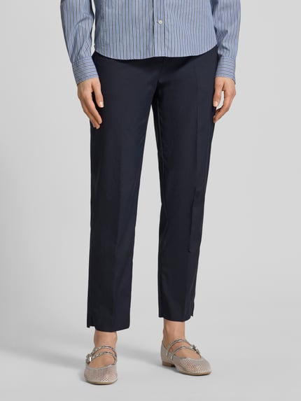Vrouwenmodel draagt donkerblauwe Hose in verkürzter Passform Modell 'KRYSTAL' van Cambio, regular fit, steekzakken, voorkant volledig zichtbaar, context: taillewijdte maat 36 is 42 cm, binnenbeenlengte maat 36 is 69 cm.