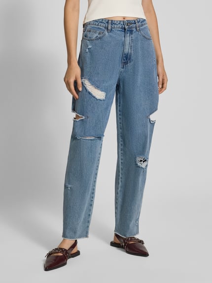 Vrouwenmodel draagt Jeans im Destroyed-Look mit Cut Outs van Karo Kauer, puur katoen, relaxed fit, steekzakken, bandwijdte maat S 37 cm, binnenbeenlengte maat S 71 cm, ganzlichaamsaanzicht van voren.