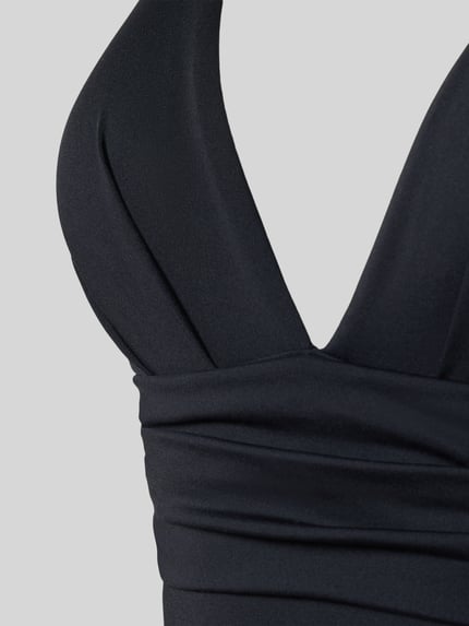 Frauenmodel trägt Body mit V-Ausschnitt von Seafolly, schwarz, glatter Material-Mix, leichte Raffungen, Nahaufnahme Oberkörper.
