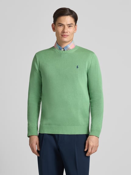 Männermodel trägt Strickpullover mit gerippten Abschlüssen van Polo Ralph Lauren, groene katoen, regular fit, Ganzkörperansicht von vorne.