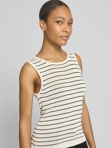 Frauenmodel trägt Regular Fit T-Shirt aus Viskose-Mix von Selected Femme, Modell Moon, Optik:Allover-Muster, gestreift, Rundhals, Ärmelform: Ohne, Materialverarbeitung: Strick, Nahaufnahme Oberkörper