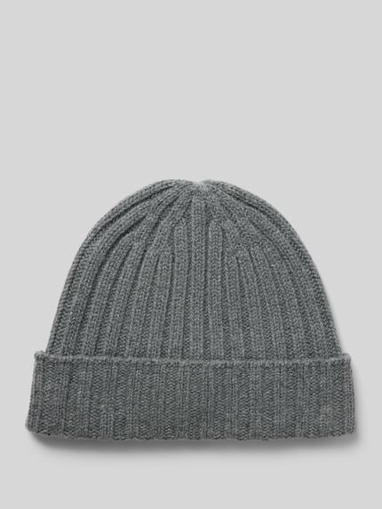 Produktfoto, Beanie in Strick-Optik von Christian Berg Men in Grau mit breitem Umschlag, Zopfmuster und Ripp-Optik auf hellem Hintergrund