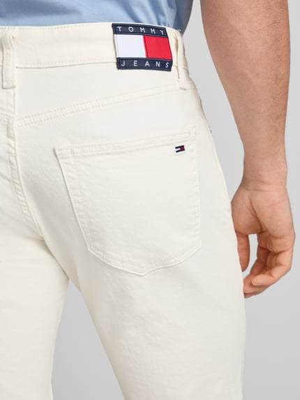 Männermodel trägt Slim Fit Jeans aus Baumwoll-Mix Modell 'SCANTON SLIM' von Tommy Jeans in Optik: Unifarben mit Logo-Stitching, Nahaufnahme Rückansicht.