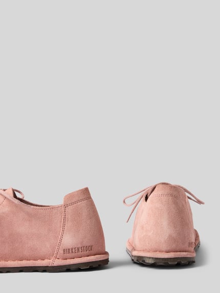Produktfoto, Schnürschuhe aus Leder mit flacher Sohle von Birkenstock in zartem Rosaton, abgerundete Spitze, profilierte Sohle, rau matte Textur